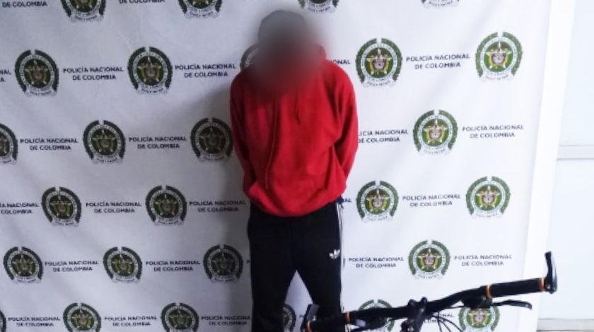 FOTO: Este iba 'tranqui' por el Centro de Medellín en un bicicleta que se había robado por Belén 1 bicicleta robada