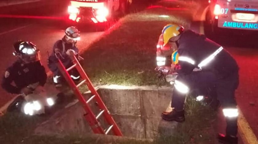 FOTOS: ¡Tremendo ‘guarapazo’! Motociclista se fue a un sumidero de aguas lluvias