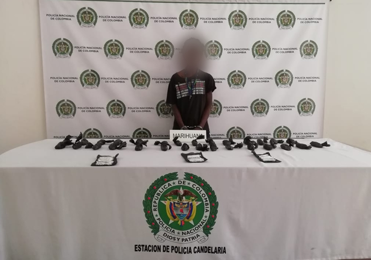 Fotos: ¡Por bolsas! Así cogieron a dos sujetos portando 224 dosis de marihuana y 2 kilos de bazuco en el barrio Zea y Estación Villa 3 captura 2