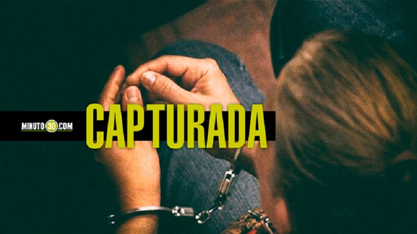 Azafata venezolana fue detenida en una calle de Medellín por tener un celular que figura como robado 1 capturada1