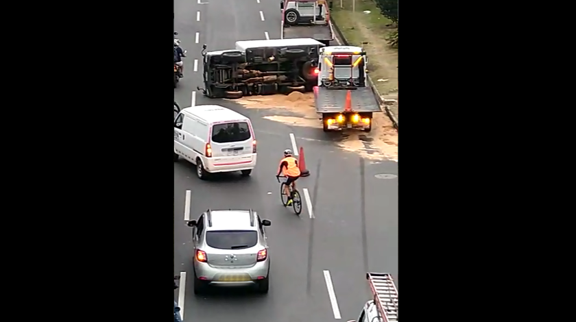 EN VIDEO: Se volcó un carro de carga en la autopista Sur a la altura de Envigado