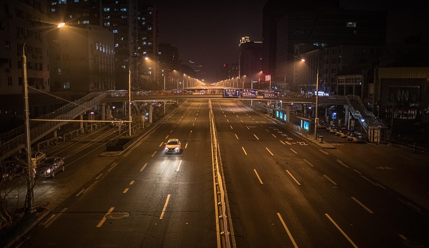 China sigue casi paralizada y reconoce la falta de material contra el coronavirus