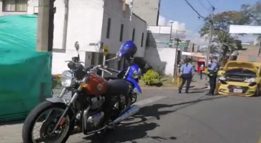 Vídeo: ¡Se dieron duro! Un taxi con una moto en la avenida El Poblado cerca a Sabaneta