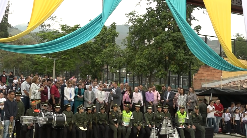 EN VIDEO: Autoridades acompañaron a los niños de La 13 a regresar a clases 1 colegios de la comuna 13