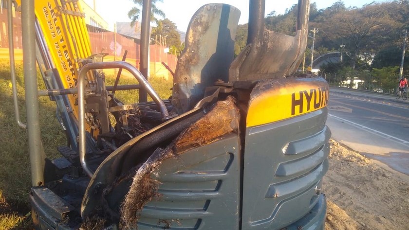 Fotos: ¡Mientras transcurría la marcha estudiantil! Queman retroexcavadora en las afueras del ITM