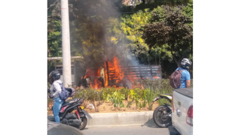 EN FOTOS Y VIDEO: Se prendió una ‘jaula’ en plena avenida El Poblado