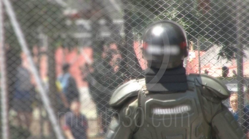 EN VIDEO: El ESMAD intenta recuperar la movilidad de Las Vegas tras presuntos hechos vandálicos de encapuchados en el Poli