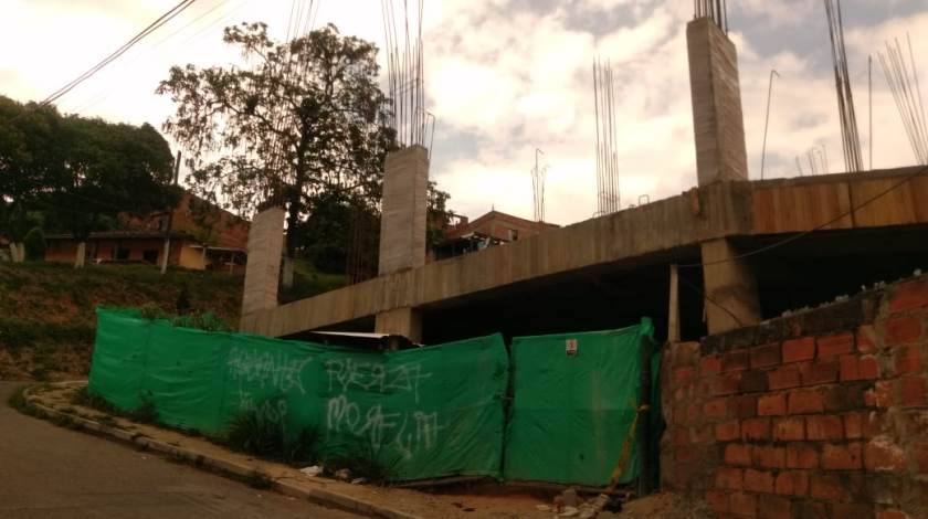 ¡Tragedia en obra de Itagüí! Se le vino encima un barranco y lo aplastó
