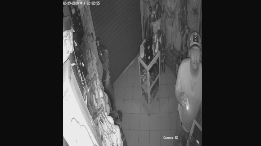 EN VIDEO: Se metió a robar a un local de ‘calzones’ en Santa Lucía 1 robo en almacen de santa luicia