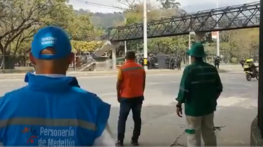 EN VIDEO: ¡Cuidado! Desde el interior de la Nacional, sede Medellín, están lanzando piedras y explosivos al exterior