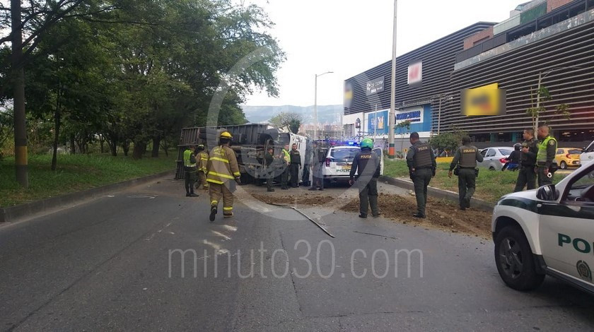 Fotos: ¡Era un ladrón!, la Policía capturó al hombre que manejaba el camión que se volcó en la Avenida Regional 7 01 03 20 capturado conductor camion volcado