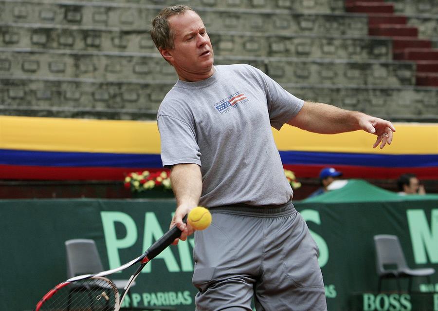 Patrick McEnroe se recupera de la COVID-19 en su residencia