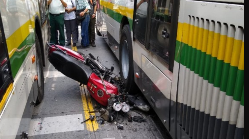 EN FOTOS: Aparatoso accidente con un motociclista que quedó en la mitad de dos buses del Metroplús