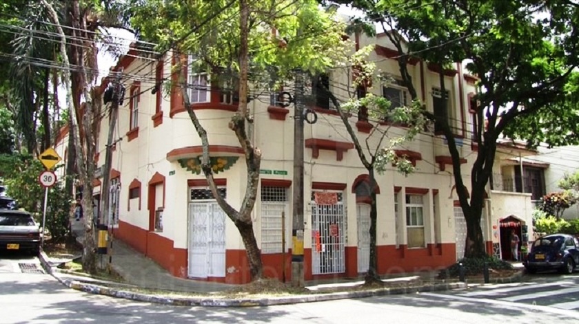 21 años por homicidio tenía que pagar, le dieron domiciliaría pero andaba en plena calle en Prado Centro 1 Una esquina en el barrio Prado Centro, en Medellín. Foto tomada de archivo.