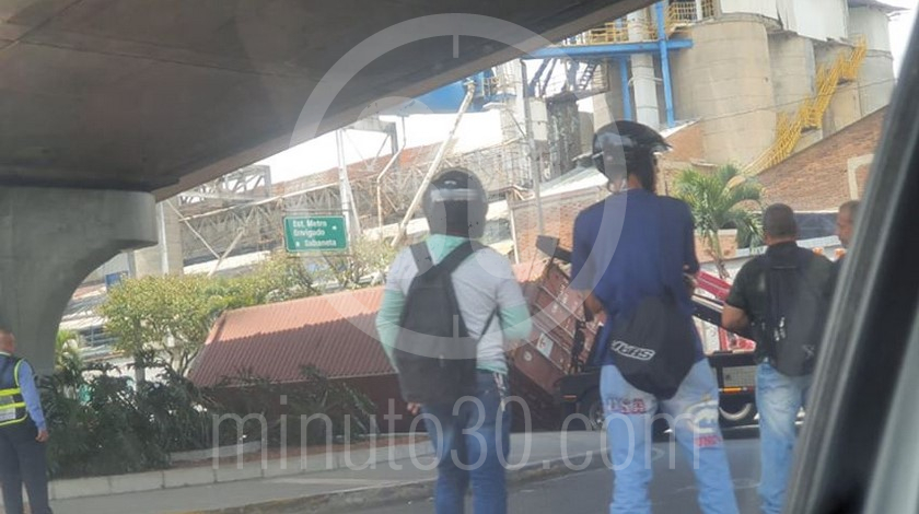 FOTOS: ¡Qué susto! Container de una tractomula se volcó y se desprendió cerca al Éxito de Envigado