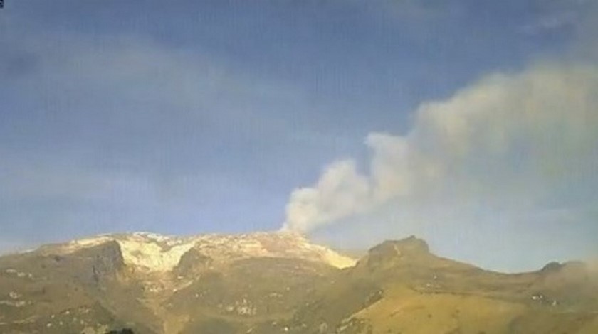 VIDEO: Volcán Nevado del Ruiz registra sismos y emisión de ceniza