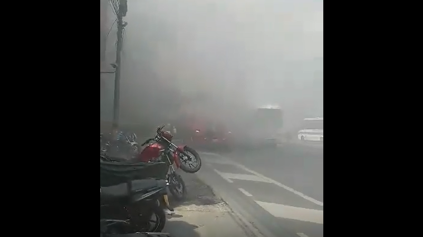 EN VIDEO: ¡Qué chimenea! Se averió un camión y está botando humo de forma descomunal en la Autopista Norte