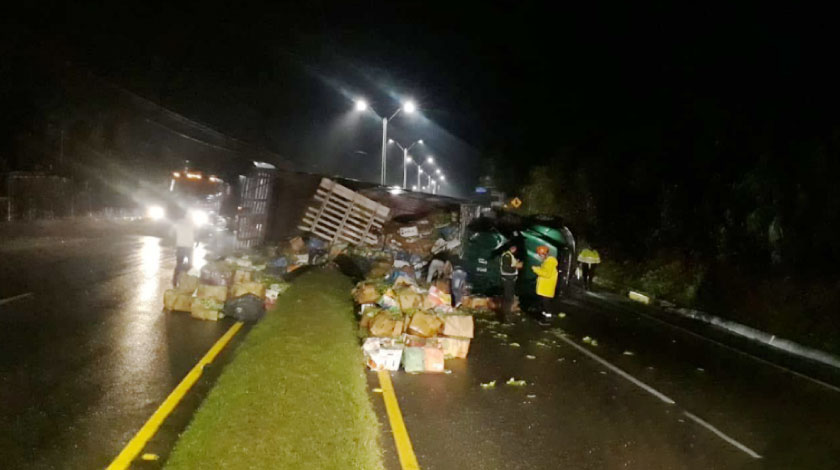 FOTOS: Se volcó un camión lleno de lechugas en la Medellín- Bogotá a la altura de Guarne