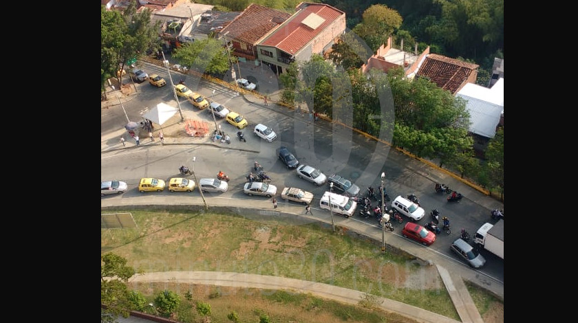 ¡Tremendo taco! Saliendo de Medellín por el Túnel de Occidente por accidente de tránsito