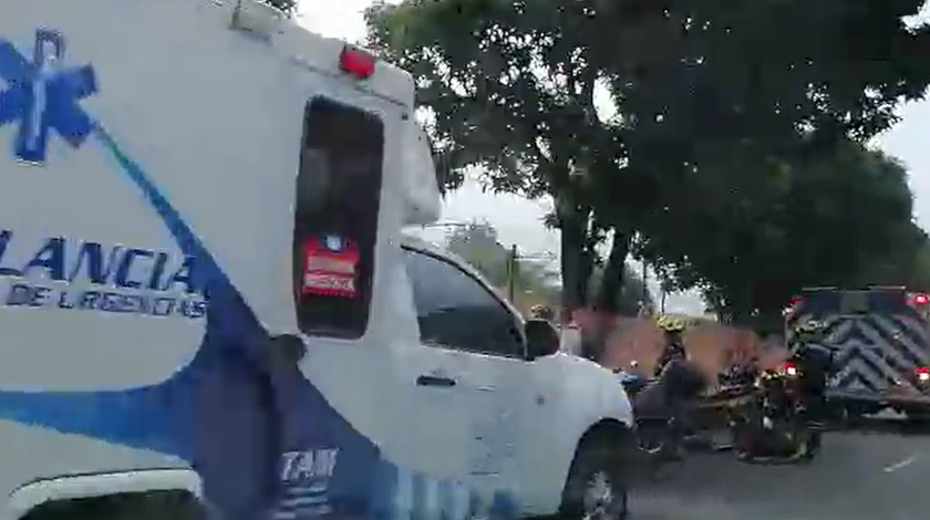 EN VIDEO: Motociclista se estrelló en la autopista por el puente de la Cuatro Sur