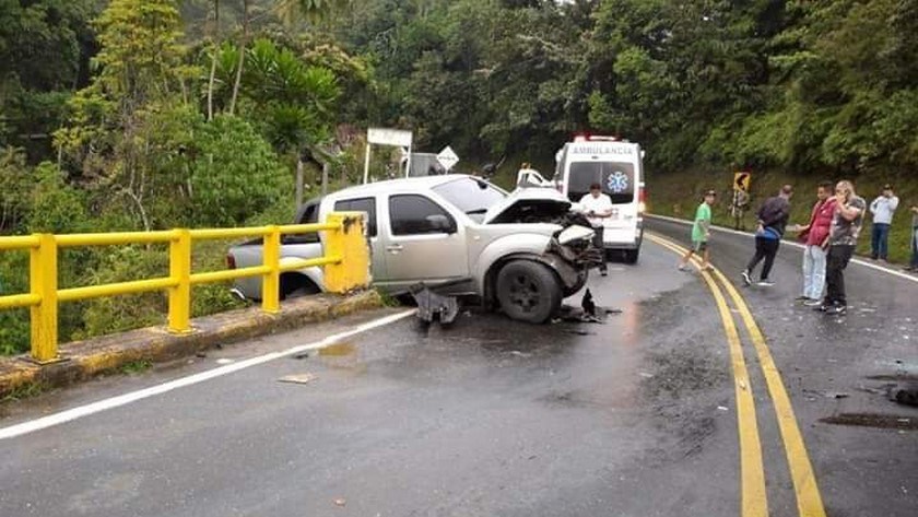 En fotos: Por humedad en la vía, dos vehículos colisionaron fuertemente en la autopista Medellín-Bogotá