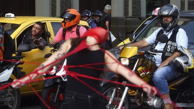 ataduras a las que son sometidas las mujeres (2)