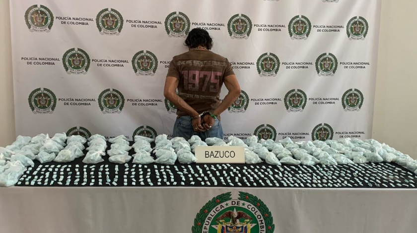 8.000 gramos de bazuco llevaba este hombre en un bolso por el Centro de Medellín 1 bazuco