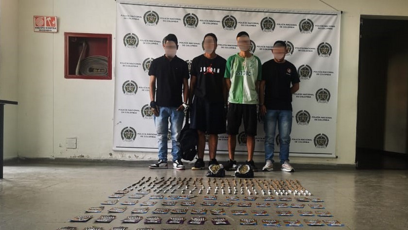 En foto: ¡Agarrados! Tres hombres en un vehículo transportando maletines con 1.200 gramos y 150 cigarrillos de marihuana en Itagüí 1 captura Itagui policia 1