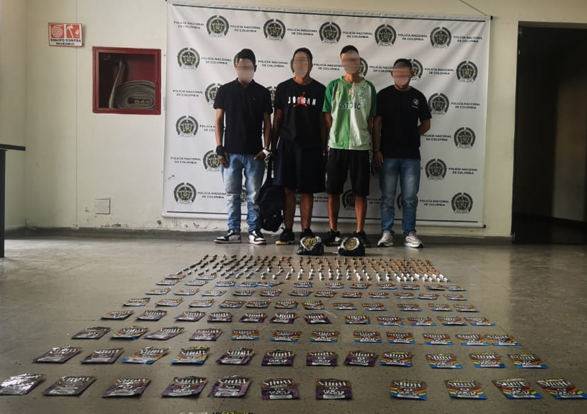 En foto: ¡Agarrados! Tres hombres en un vehículo transportando maletines con 1.200 gramos y 150 cigarrillos de marihuana en Itagüí 2 captura Itagui policia