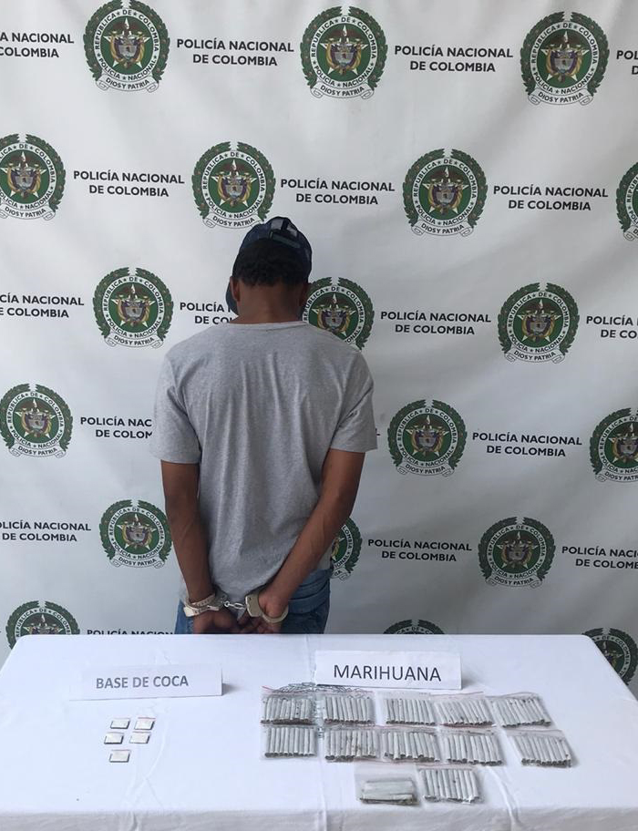 En foto: ¡La tenía lista para la venta! Capturado con 140 cigarrillos de marihuana y cinco dosis de base de cocaína en el municipio de Bello 2 captura bello 2