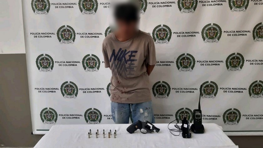 En foto: ¡Qué pretendía! Capturado luego de arrojar un bolso con un arma de fuego ilegal, 10 cartuchos y un radio de comunicación en el barrio López de Mesa