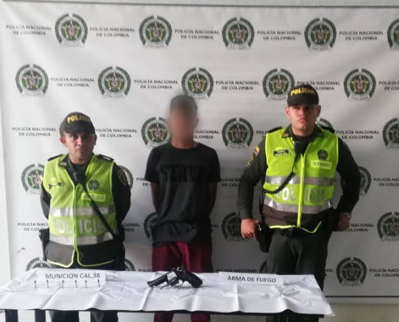 En foto: ¿Qué delito pensaba cometer? Capturado en Itagui portando un arma ilegal calibre 38 con 6 cartuchos 2 captura itagui1