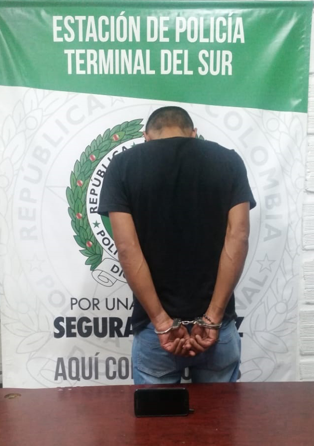 En fotos: Capturados cuando tenían en su poder dos celulares reportados como robados en la Terminal del Sur y el Aeropuerto Olaya Herrera 2 captura1 1