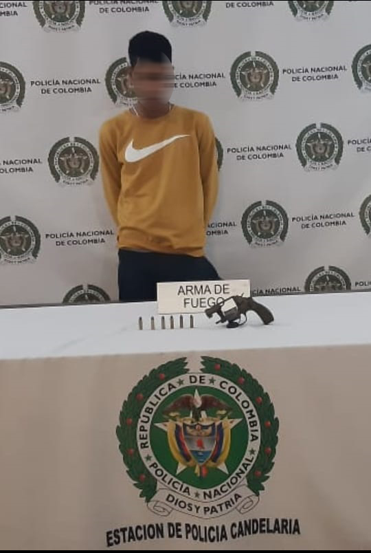 En foto: ¡Camuflada en un bolso! Así tenía la arma que le decomisaron a este hombre de nacionalidad Venezolana 2 capturado medellin