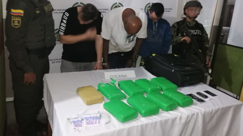 Iban en un carro por Copacabana con 10.000 gramos de cocaína en una maleta 1 capturados con caca%C3%ADna