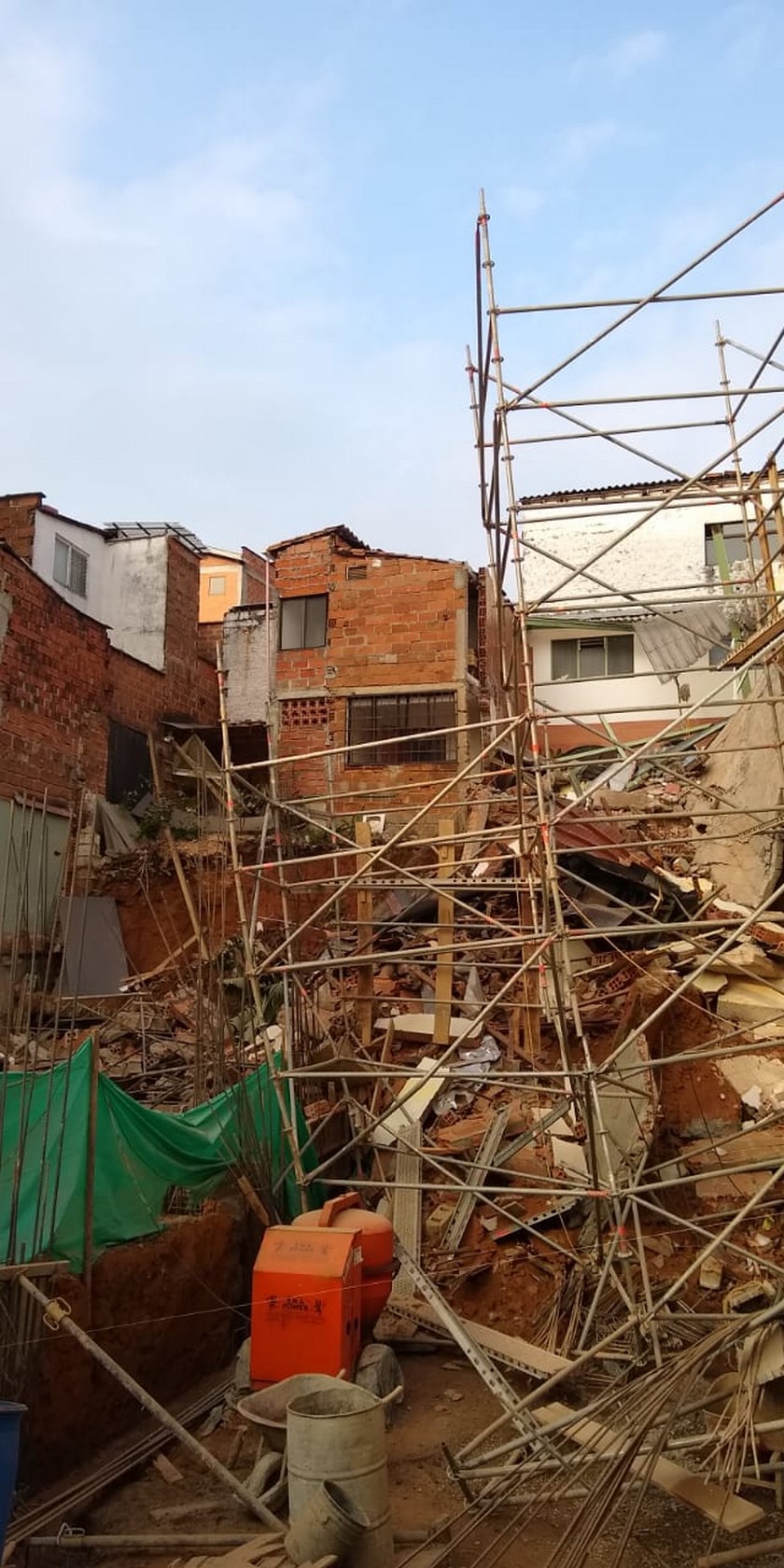 EN FOTOS: Emergencia por colapso en dos viviendas del barrio El Trianón de Envigado 5 colapso de viviendas en envigado 1