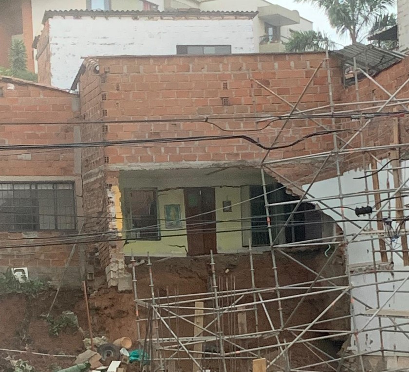 EN FOTOS: Emergencia por colapso en dos viviendas del barrio El Trianón de Envigado 3 colapso de viviendas en envigado 3