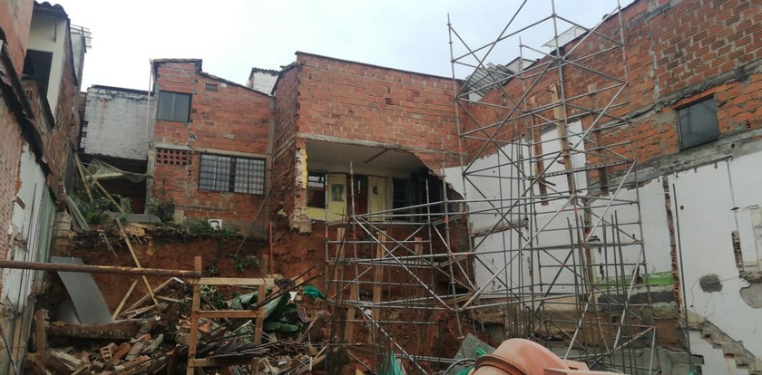 EN FOTOS: Emergencia por colapso en dos viviendas del barrio El Trianón de Envigado 2 colapso de viviendas en envigado 4