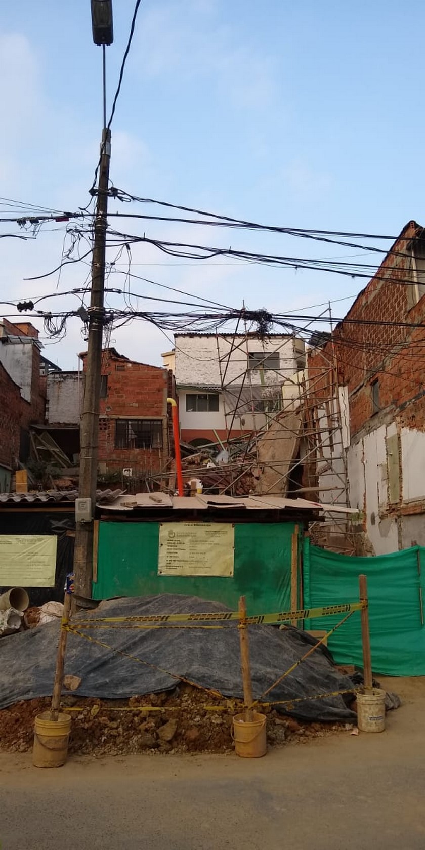 EN FOTOS: Emergencia por colapso en dos viviendas del barrio El Trianón de Envigado 7 colapso de viviendas en envigado 5
