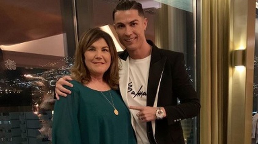 Cristiano Ronaldo dio un parte de tranquilidad sobre la salud de su madre