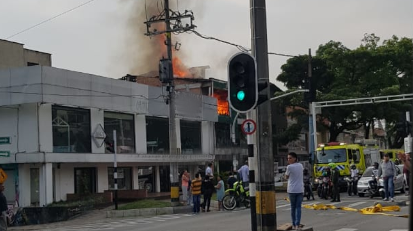 EN VIDEO: Se prendió una casa por La 80, los bomberos atienden la situación