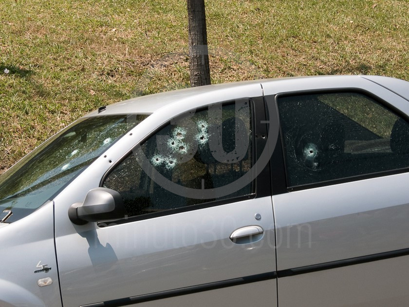 EN FOTOS: ¡Doble homicidio! Se murió el otro hombre herido en ataque sicarial por el Parque Juanes 4 inspeccion tecnica del carro de las victimas del ataque sicarial en el parque juanes 05 03 2020 2