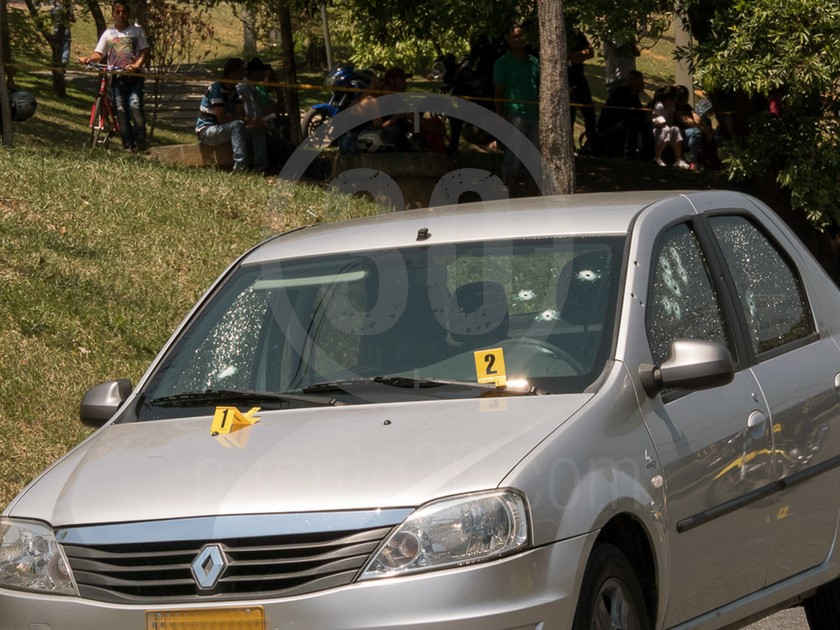 EN FOTOS: ¡Doble homicidio! Se murió el otro hombre herido en ataque sicarial por el Parque Juanes 3 inspeccion tecnica del carro de las victimas del ataque sicarial en el parque juanes 05 03 2020 3