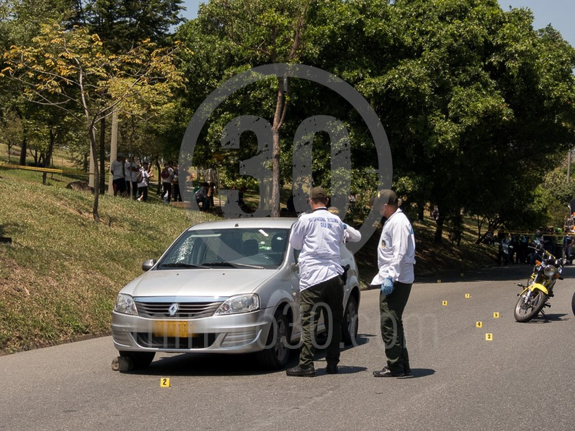 EN FOTOS: ¡Doble homicidio! Se murió el otro hombre herido en ataque sicarial por el Parque Juanes 8 inspeccion tecnica del carro de las victimas del ataque sicarial en el parque juanes 05 03 2020 6