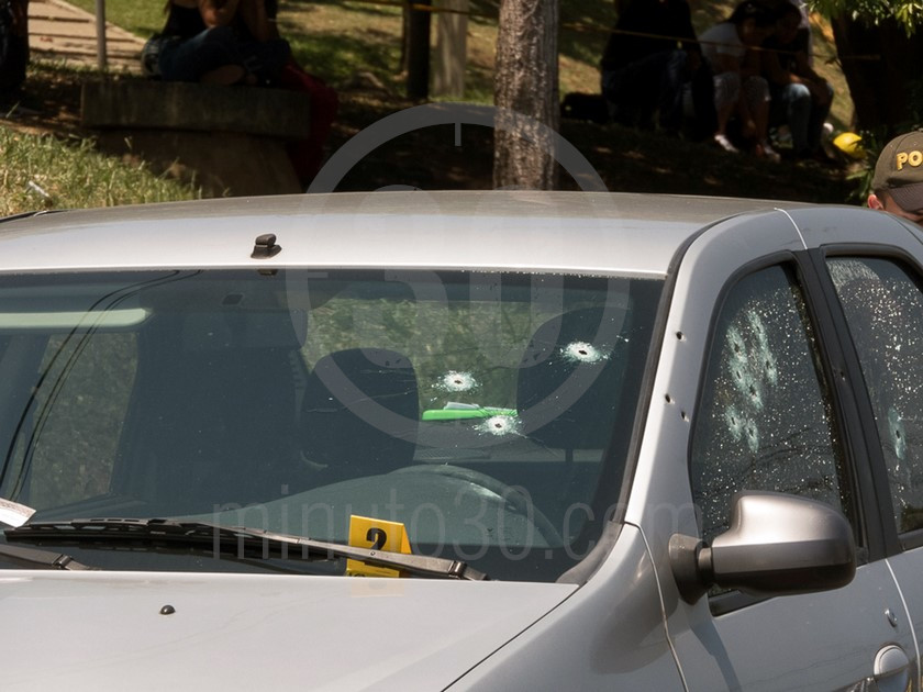 EN FOTOS: ¡Doble homicidio! Se murió el otro hombre herido en ataque sicarial por el Parque Juanes 7 inspeccion tecnica del carro de las victimas del ataque sicarial en el parque juanes 05 03 2020 7