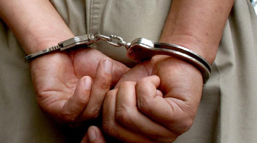 Una señora de 42 años fue capturada por tener varios gramos de bazuco en su poder 1 manos esposadas5