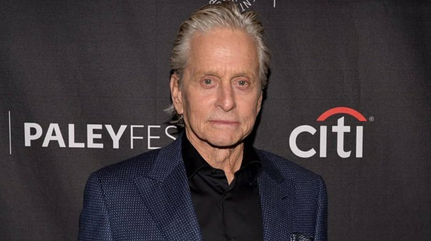 FOTO: Michael Douglas sigue de paseo por Colombia y viajó en aerolínea de bajo costo a Cali
