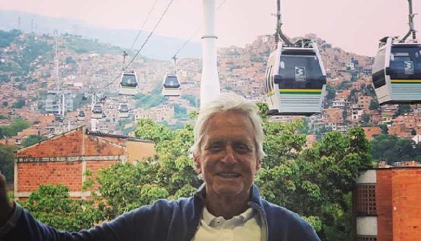 Si tienes suerte, te puedes encontrar a tremenda estrella de cine en el Metro de Medellín