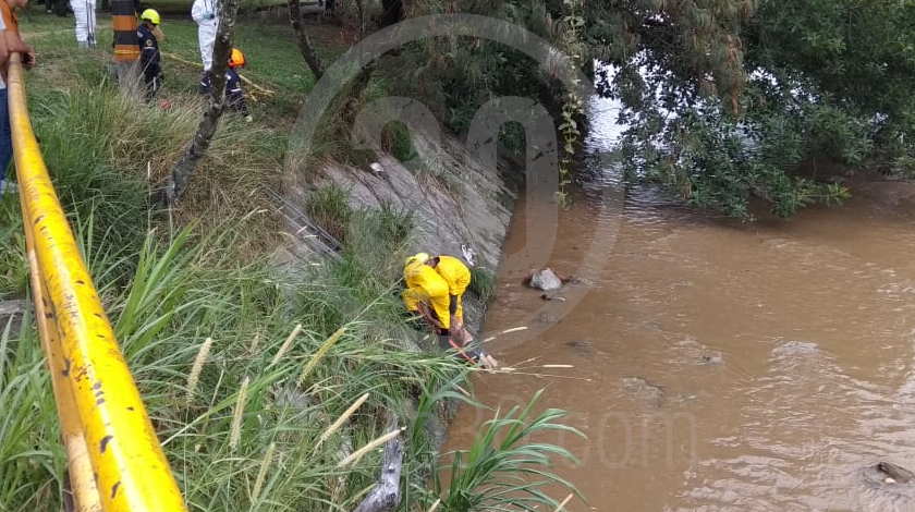 EN VIDEO: Sacaron del río Medellín un cuerpo acuchillado que apareció a la altura de la Minorista 1 muerto en el rio medellin 1