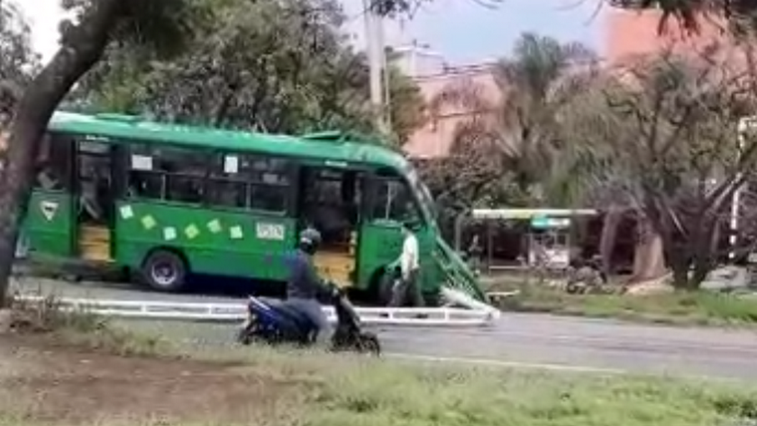 Video: Ruta integrada se estrelló contra un poste con cámaras de seguridad por el sector de Punto Cero